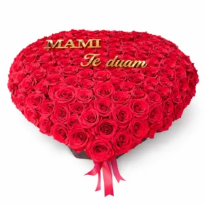 Heart-shaped red rose arrangement with “MAMI Te duam” gold lettering on top.