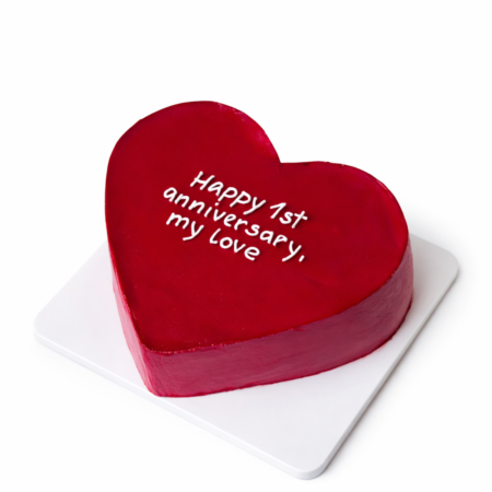 Tortë në formë zemre me glazurë të kuqe me shkëlqim dhe dekor