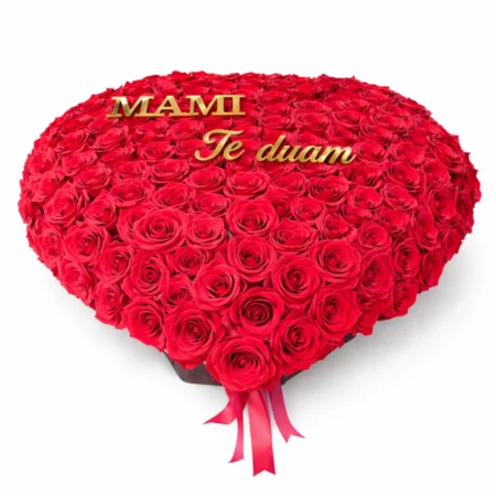 Heart-shaped red rose arrangement with “MAMI Te duam” gold lettering on top.