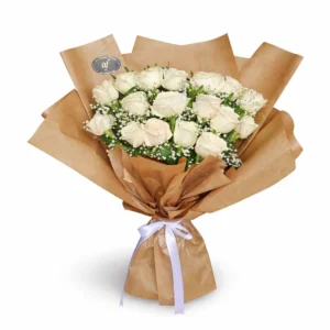 Buqetë me trëndafila të bardhë e mbështjellë me letër kraft