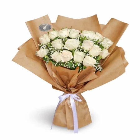 Buqetë me trëndafila të bardhë e mbështjellë me letër kraft