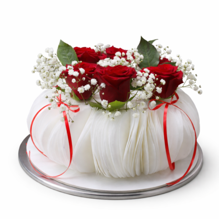 Tortë romantike me trëndafila të kuq dhe lule dekorative të bardha