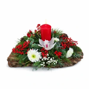 Aranzhim festiv me qiri të kuq dhe gjelbërim