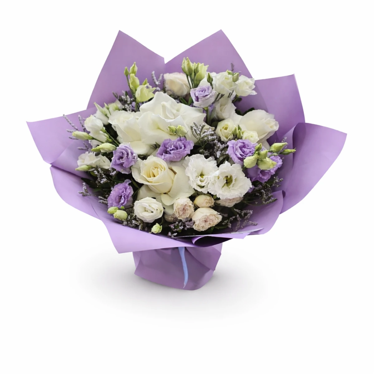 White & Lilac Roses – Lavender Harmony Buqetë me trëndafila të bardhë dhe lule lila me ambalazh livando