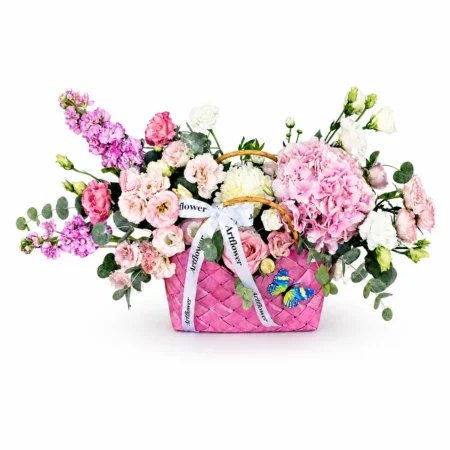 Shportë rozë me hortensia, trëndafila dhe lule pastel